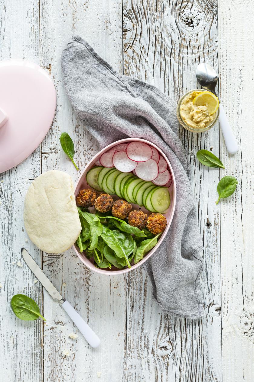 Tofubällchen im Pitabrot Meal Prep vegan in einer Lunchbox angerichtet.