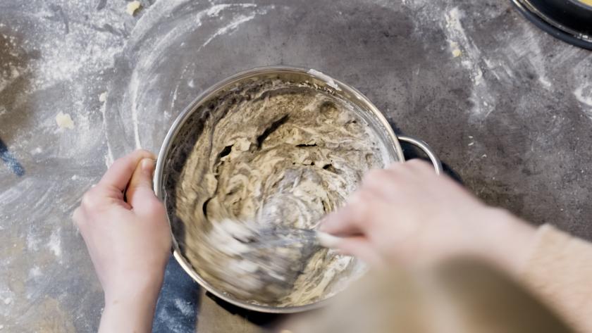Pudding wird mit Mohnfix in einem Topf verrührt.