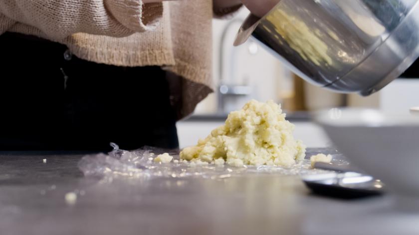 Der Teig für den Mohnkuchen mit Schmand wird auf ein Stück Folie gegeben.