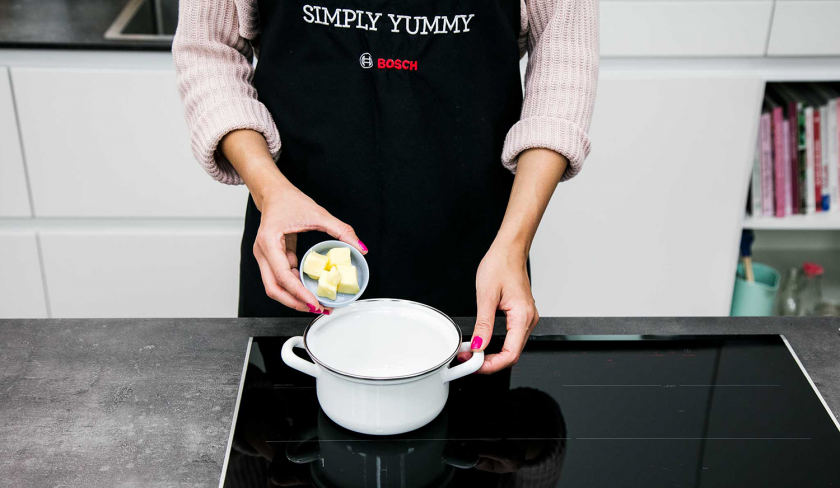 Für den Teig der Mohnschnecke wird Butter in einen Topf gegeben.