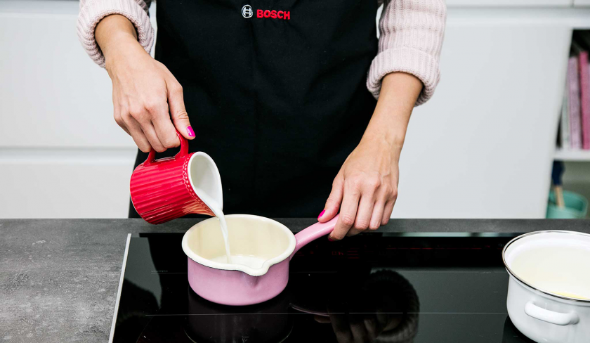 Für den Teig der Mohnschnecke wird Milch in einen Topf gegeben.