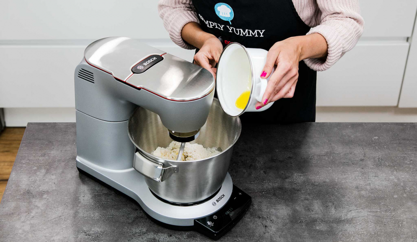 Für den teig der Mohnschnecke wird Butter zum Teig in einer Küchenmaschine gegeben,