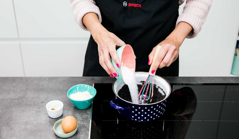 Für die Füllung der Mohnschnecke wird Zucker in einen Topf gegeben.