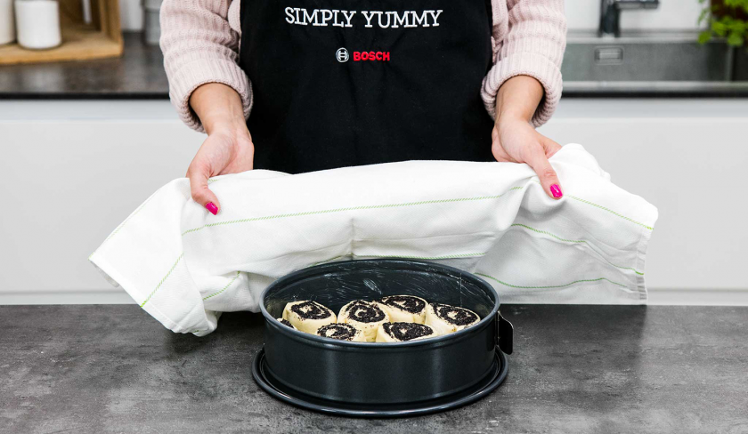 Die Mohnschnecke wird mit einem Tuch abgedeckt.