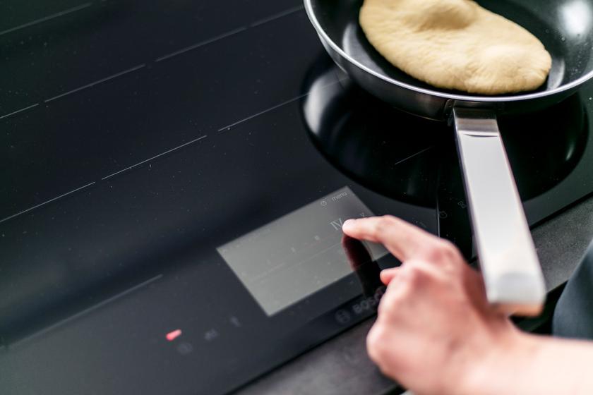 Der Herd wird auf Stufe 4 eingestellt.