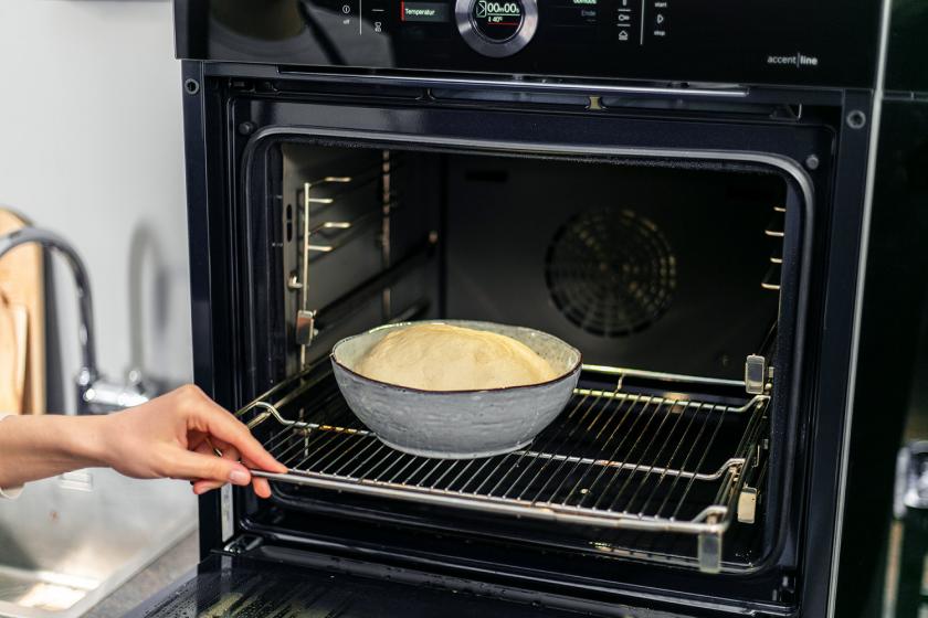 Der Teig wird mit der Gärfunktion im Ofen gehen gelassen.