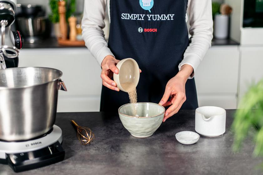 Hefe wird in eine Schüssel gegeben.