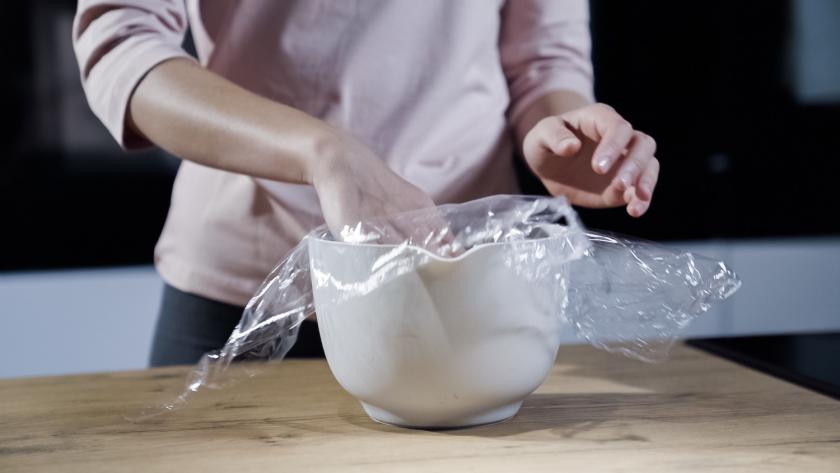 Die Rührschüssel mit Pudding wird mit Frischhaltefolie abgedeckt.