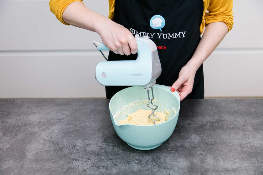 Für die Nussecken wird Teig in einer Rührschüssel mit einem Handmixer zubereitet.