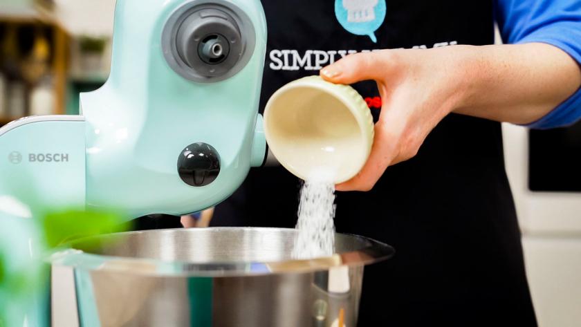 Für die Nussecken mit Marzipan wird Zucker in eine Küchenmaschine gegeben.