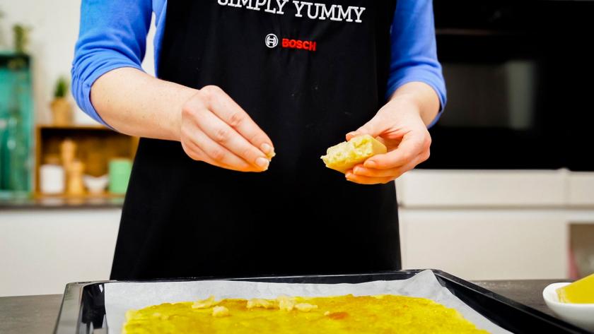 Marzipan wird auf dem Teigboden verteilt.