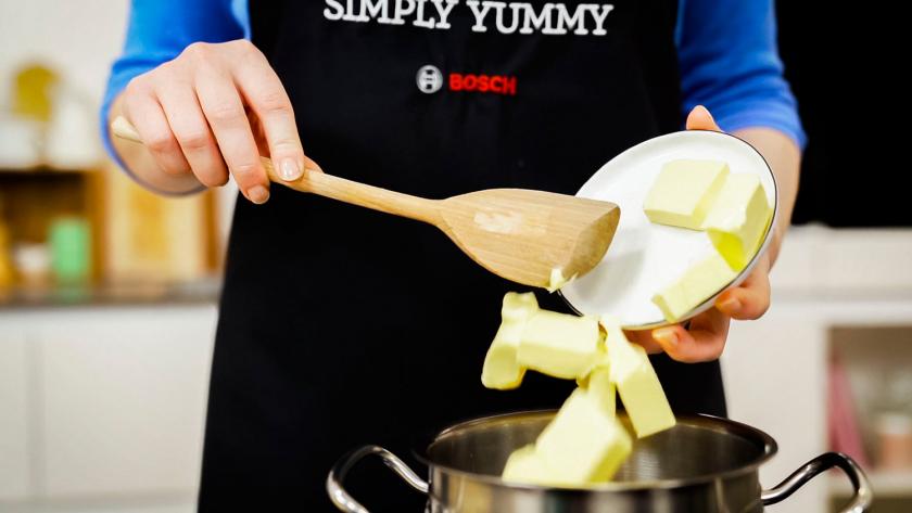 Butter wird in einen Topf gegeben.