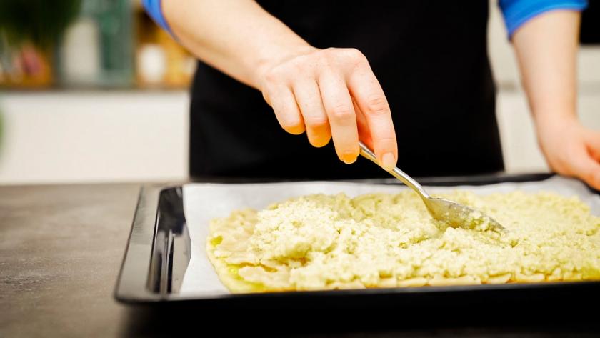 Auf dem Boden für die Nussecken mit Marzipan wird die Mandelmasse verteilt.