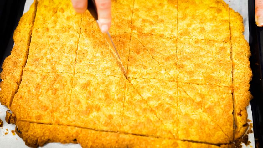 Die Nussecken mit Marzipan werden geschnitten.