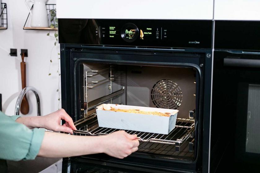 Nutella-Kuchen mit Schmand wird in den Often gegeben.