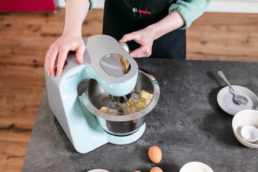 Butter wird in einer Küchenmaschine verrührt.