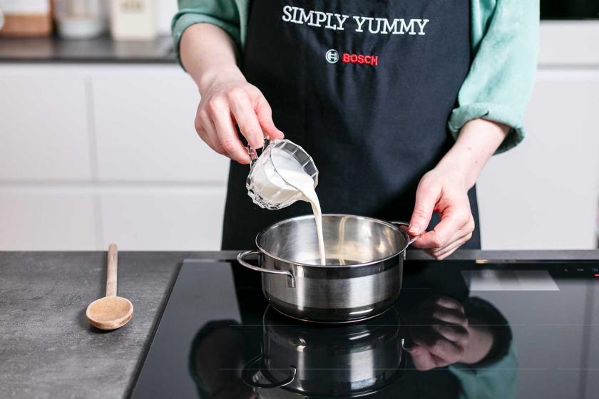 Sahne wird in einen Topf gegeben.