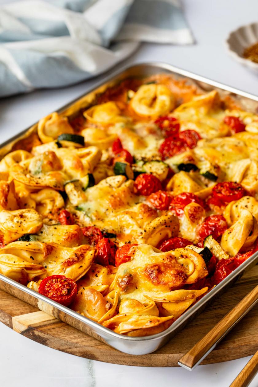 Ofen-Tortellini schnell vom Blech mit Gemüse | Simply Yummy
