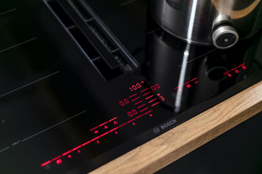 Der Herd eingeschaltet mit Topf.