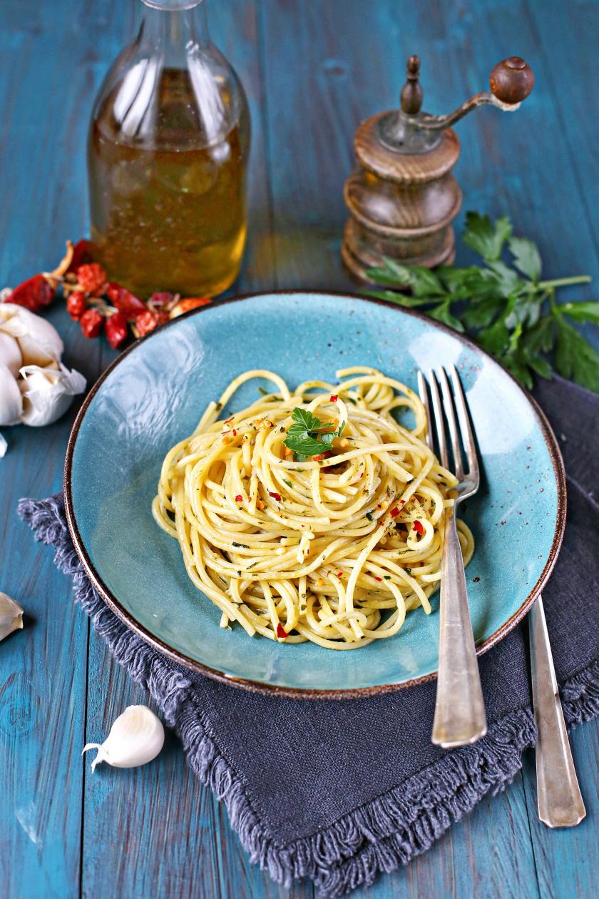 One Pot Spaghetti aglio, olio e peperoncino auf einem Teller auf einem gedeckten Tisch.