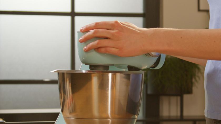 Küchenmaschine wird vorbereitet.
