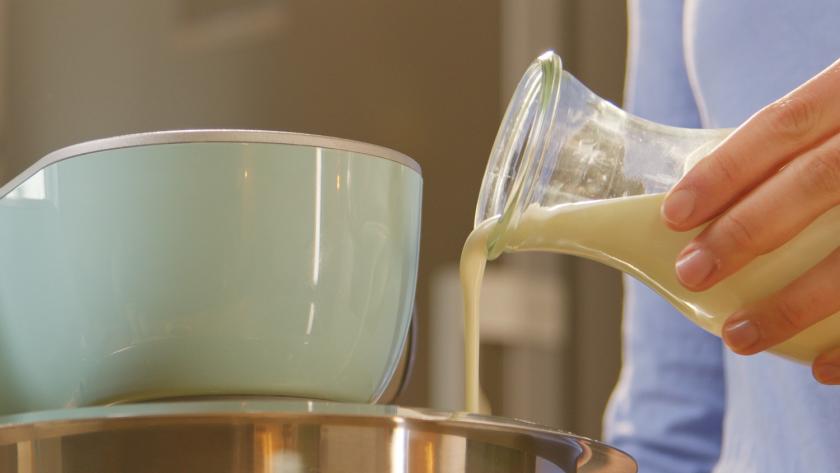 Sahne wird in die Rührschüssel der Küchenmaschine gegeben.