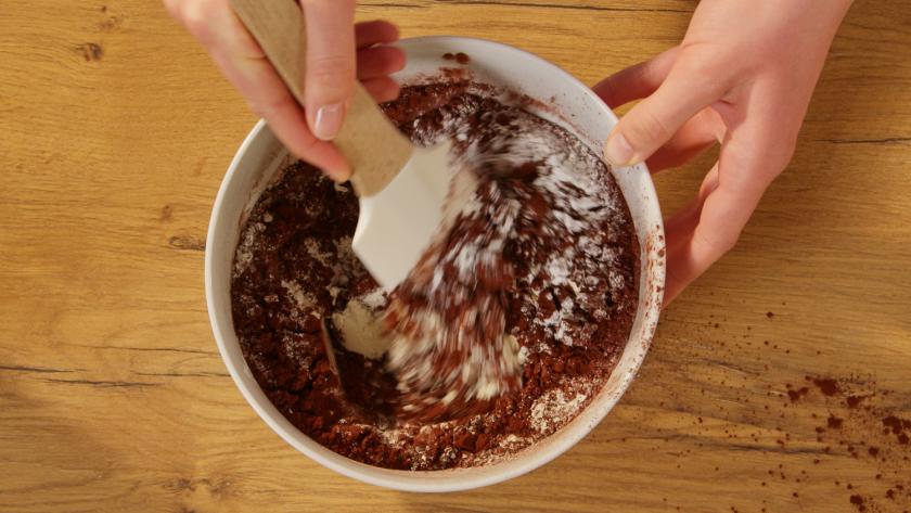 Trockene Zutaten für den Oreo-Kuchen werden in einer Schüssel verrührt.