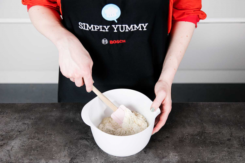 Vorteig für das Ciabatta wird in einer Schüssel angerührt.