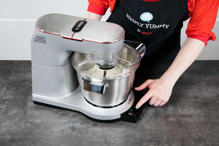 Der Teig für das Ciabatta wird in einer Küchenmaschine geknetet.