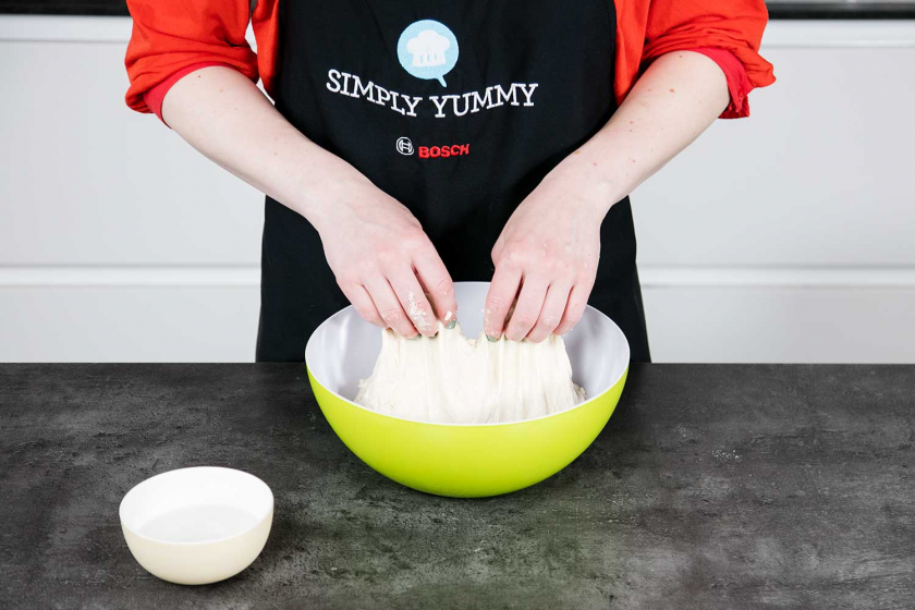 Der Ciabatta Teig wird in einer Schüssel zusammengelegt.