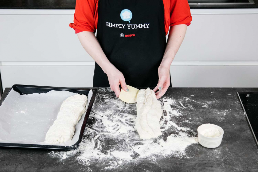 Die Ciabatta Teiglinge werden auf ein Backblech  gelegt.
