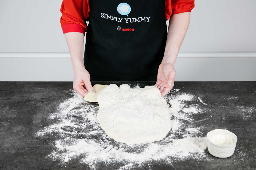 Der Ciabatta Teig wird zu einem Rechteck geformt.