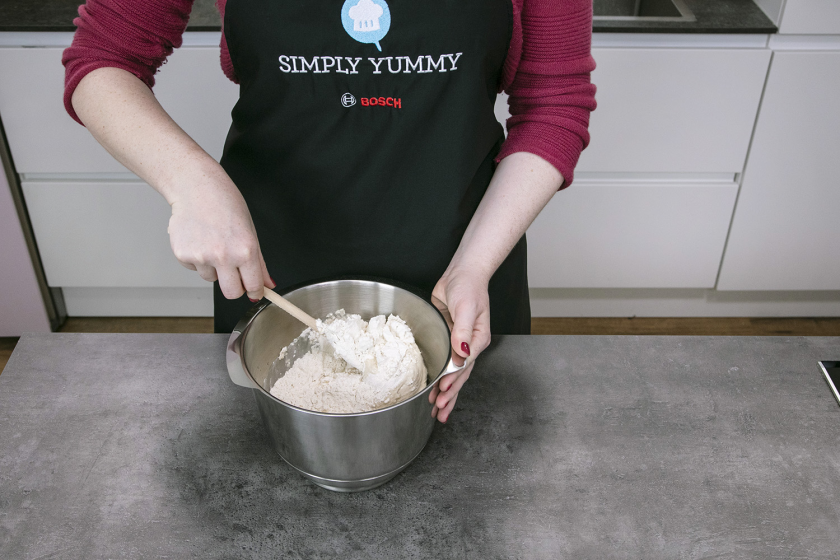 Für Baguette wird Mehl mit Hefewasser in einer Schüssel verrührt.