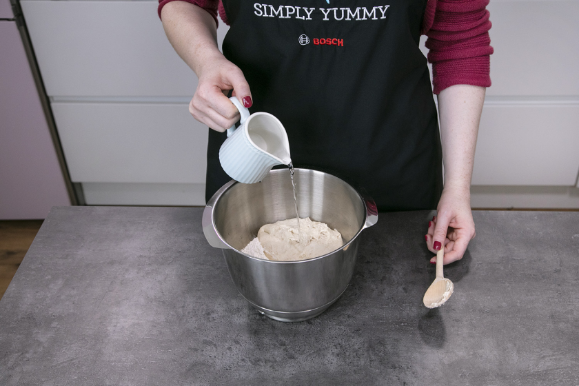 Für das Baguette wird zum Vorteig Wasser gegeben.