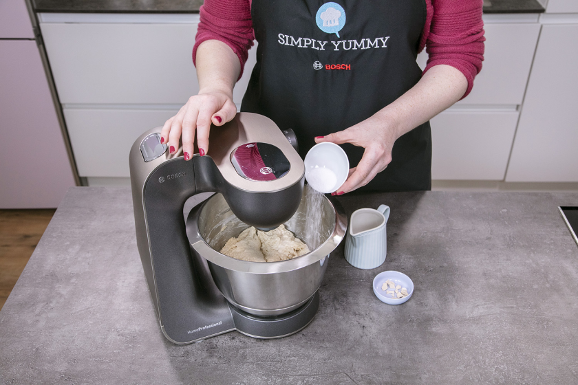 Zum Baguette Teig wird Salz in die Rührschüssel der Küchenmaschine gegeben.