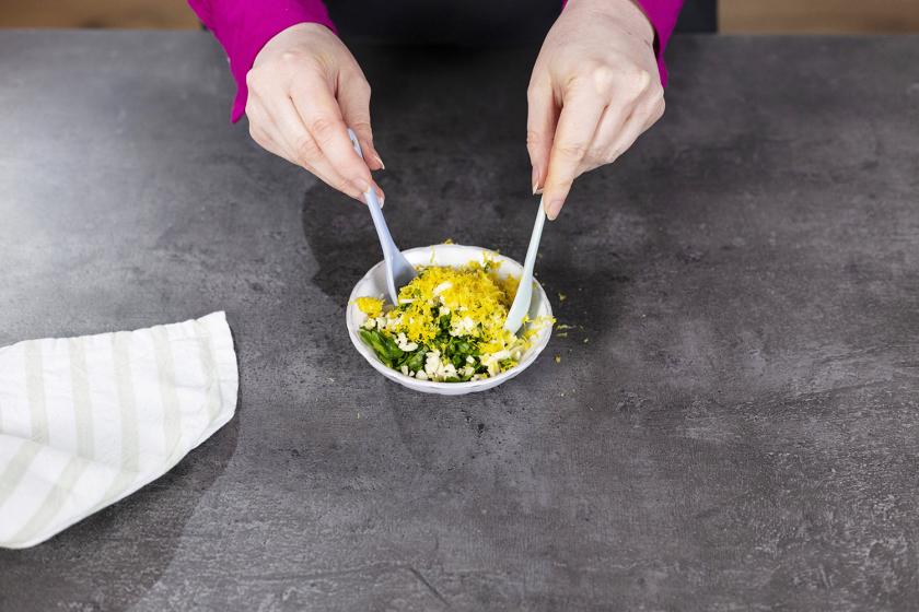 Gremolata wird vermengt.