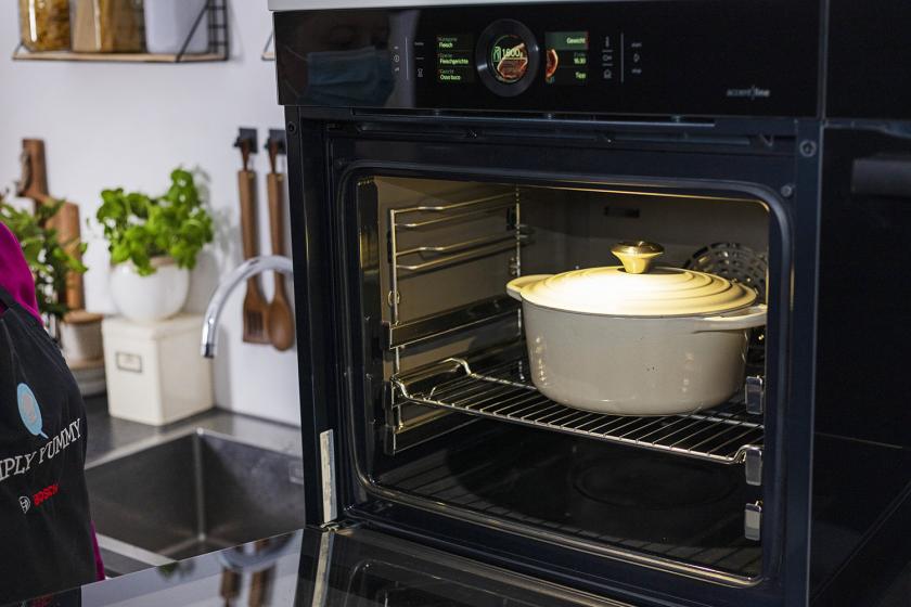 Ossobuco steht im Backofen.