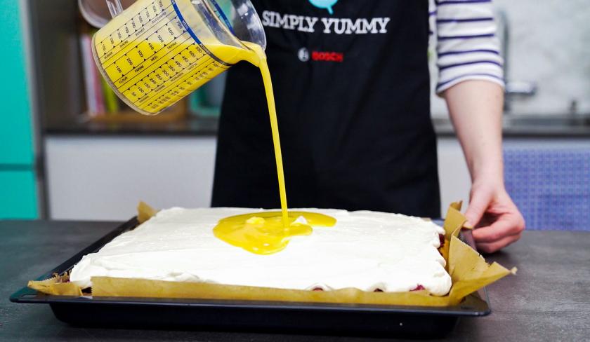Auf den Osterkuchen vom Blech wird Eierlikör gegossen.