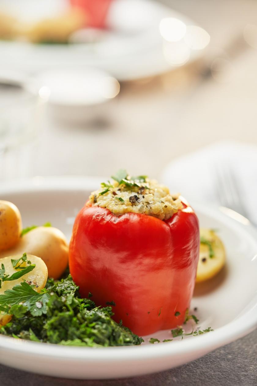 Paprikaschoten gefüllt mit Bulgur auf Blattspinat im Cookit | Simply Yummy