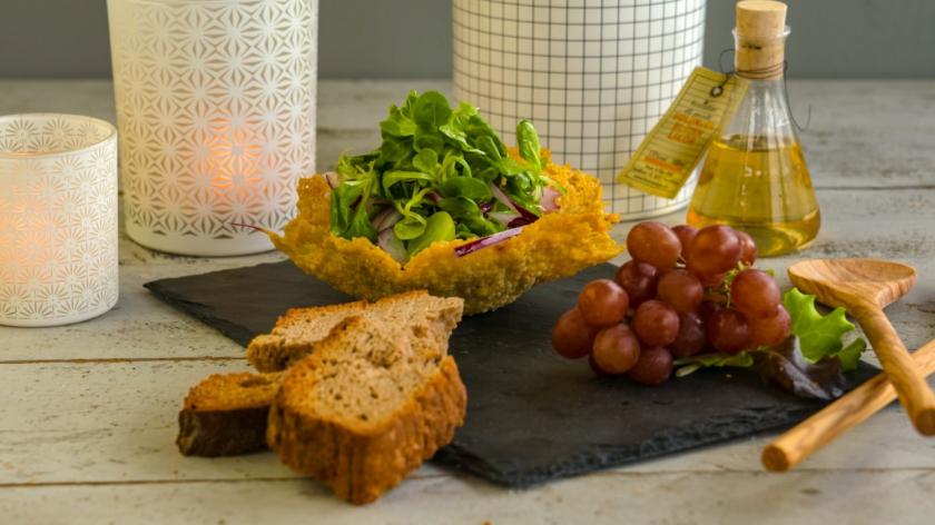 Parmesankörbchen mit Feldsalat und Trauben sowie Brot