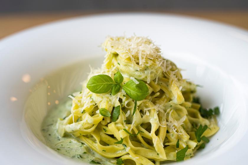 Weißer Teller mit Tagliatelle und Bärlauchsoße
