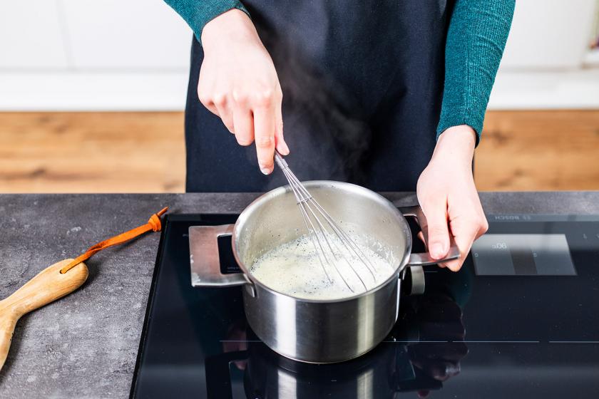 Pudding für Pastel de Nata wird unter Rühren erhitzt.