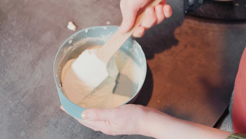 Sahne wird unter die Mascarponecreme gerührt.