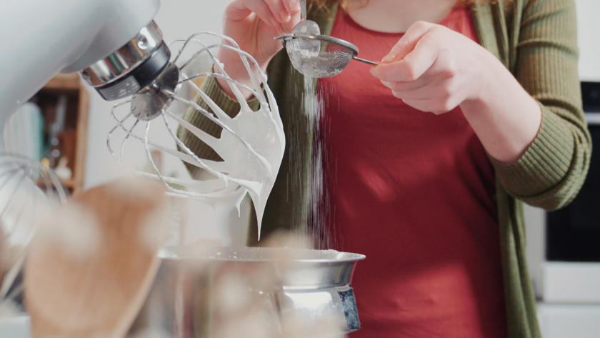 Stärke wird zur Eimasse in die Rührschüssel gesiebt.