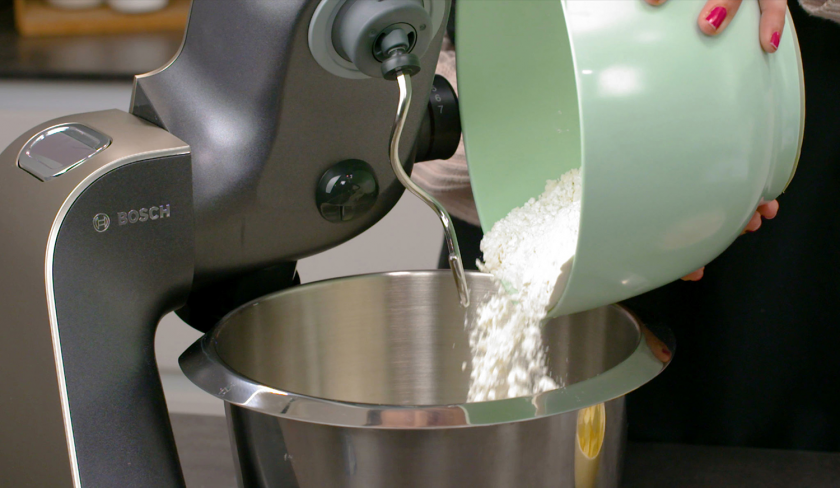 Für den Teig vom Pecan Pie wird Mehl in die Rührschüssel einer Küchenmaschine gegeben.