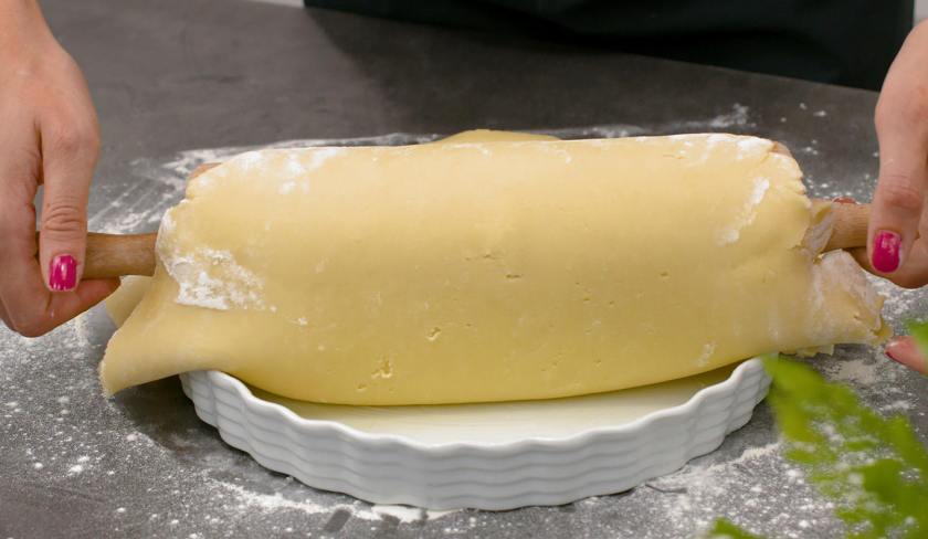 Der Teig für den Pecan Pie wird in eine Backform gegeben.