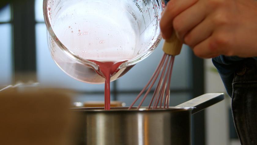 Angerührter Kirschsaft wird in einen Topf gegeben.