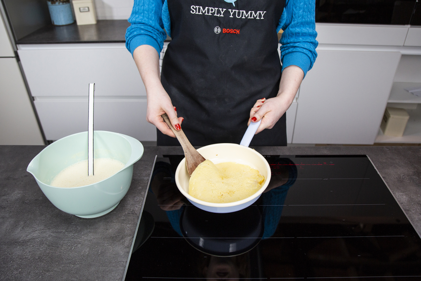 Der Pfannkuchen von diesem Pfannkuchen Rezept wird mit einem Pfannenwender vom Pfannenboden gelockert.