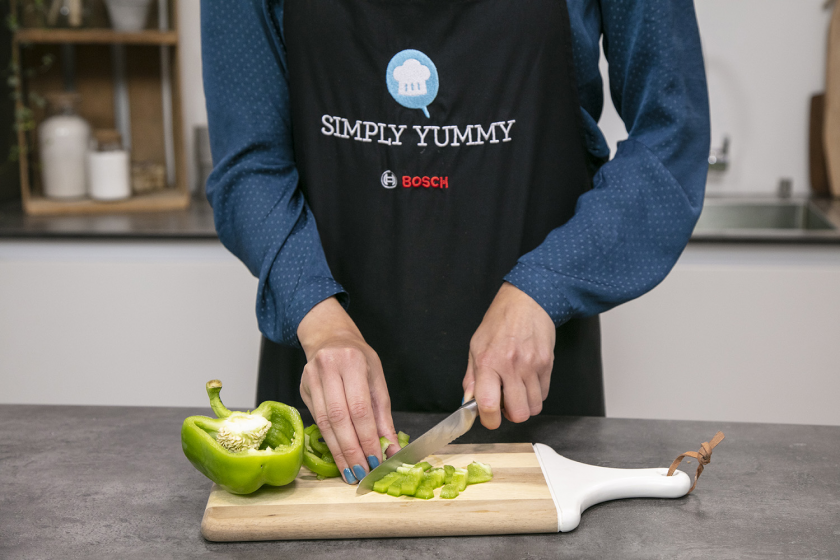 Für die Pide Füllung wird Paprika gewürfelt.