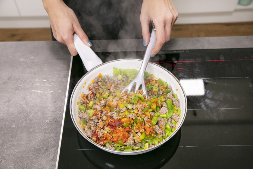 Für das Pide wird Hackfleisch in einer Pfanne angebraten.
